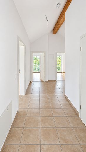 Schöne DG-Wohnung mit Einbauküche im Herzen Haar's – Flur in Richtung Schlafzimmer