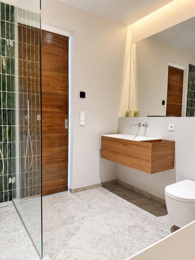 Ein besonderer Rückzugsort am Rosa-Luxemburg-Platz in Berlin Mitte – Badezimmer