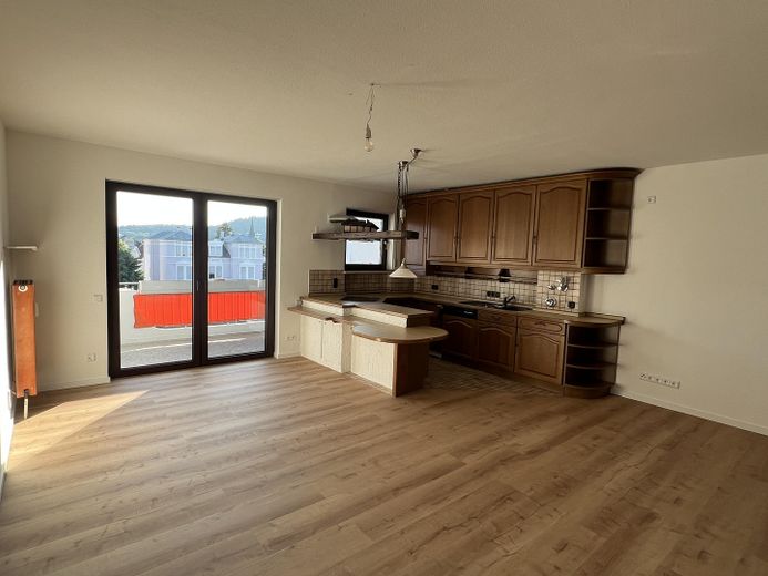 Otwarty 2-pokojowy apartament z balkonem i widokiem na Johannisberg – Wohnzimmer- Küche