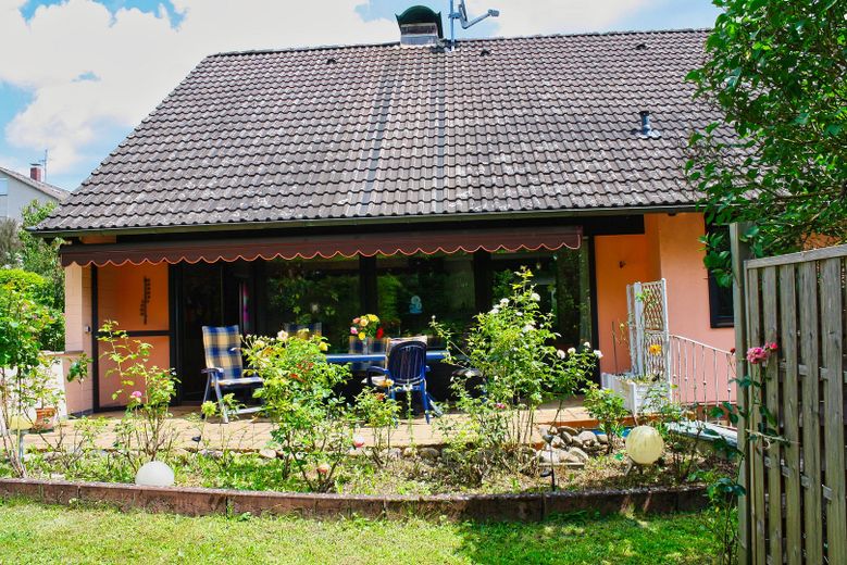 Villa unifamiliare ben tenuta con garage doppio su terreno soleggiato – Foto 6
