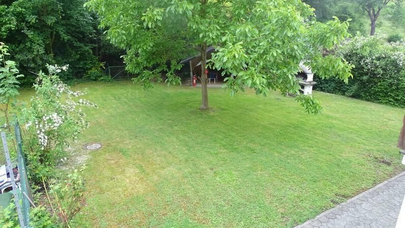 Großes Einfamilienhaus in ruhiger, gepflegter Wohnlage, mit schönem Garten und großem Balkon – Grünfläche hinterm Haus