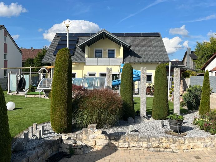 Traumhaftes Energiespar-EFH A+, exklusives Wohnen, Garten, Pool – Hausansicht Südseite