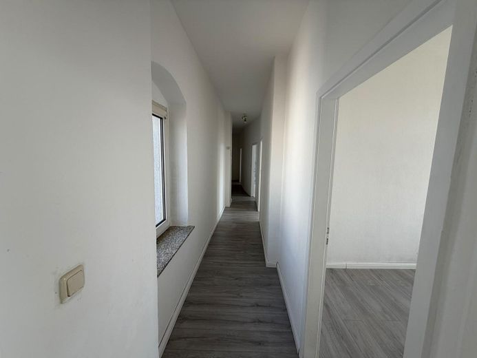 Erstbezug nach Sanierung: helle 3-Zimmer Altbau Whg. mit EBK im Herzen der Stadt – Flur