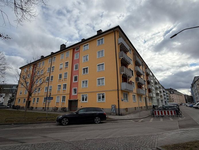 Sanierte 2-Zimmer-Wohnung mit Balkon im Westend, nahe Theresienwiese – Ansicht Haus