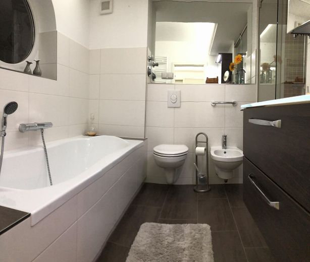 Commission-free 4-room apt., heating NEW, roof 2018 NEW! Parquet, high-quality fittings! – Haupt-Badezimmer