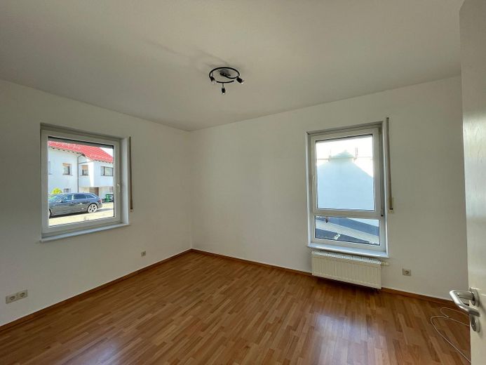 Moderne 3-Zi.-EG-Wohnung mit Blick übers Tal in Heppenheim-Kirschhausen – Schlafzimmer 1 Ansicht 1