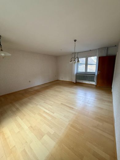 In ristrutturazione – ampio appartamento al piano terra con grande terrazza, spazio per famiglia e cane – Wohnzimmer