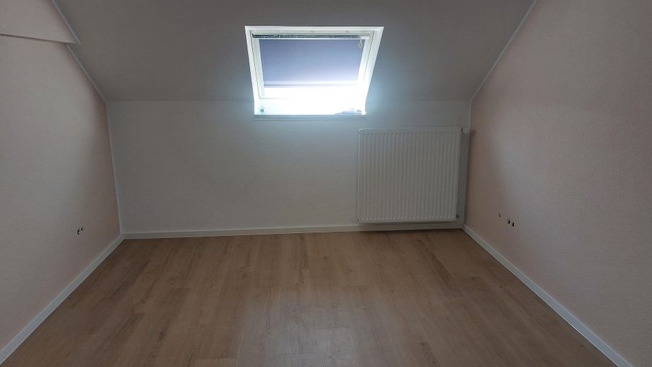 Frisch sanierte Dachgeschosswohnung mit Garage, PV-Strom & Klimaanlage – max. 6 Monate – Schlafzimmer