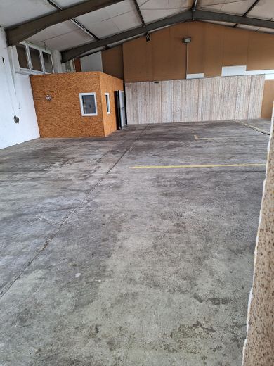 Capannone di stoccaggio/produzione a Landau-Nord nuovamente disponibile in affitto da gennaio 2027 – Halle