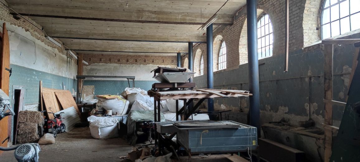 Atelier/Praxis/Gastro/Touristik/Büro/LOFT +++ in GUTSANLAGE (12 Geb. + 6 ha. Gr.) Nähe Müritz! – Großer Raum im Marstall