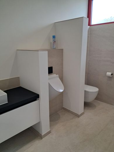 Verwaltungsgebäude, bei Bedarf mit kleiner Halle, Ortsteil 53577 Neustadt/Wied, zu vermieten – WC Herren OG