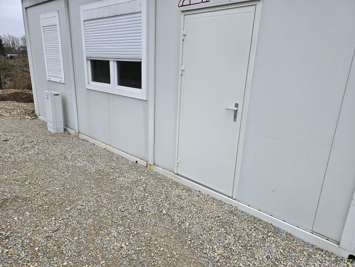 Front mit Technikraum