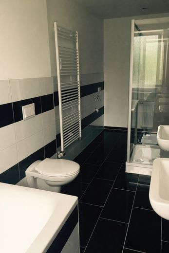 Provisionsfrei - Modernisiertes MFH mit 5-Zimmer-Wohnungen & Bauland extra – Ausbaustandard Bad (2015) 2