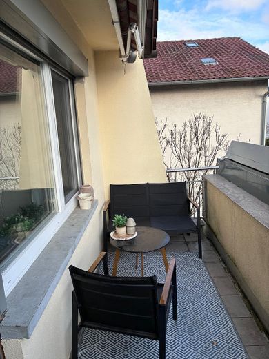 Sonnige 4-Zimmer-Familienwohnung am Feldrand – 2023 top renoviert + DG-Ausbaureserve – Süd-Balkon
