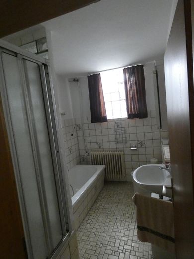 Mehrfamilienhaus mit Südlage und traumhaftem Ausblick – Bad/WC EG
