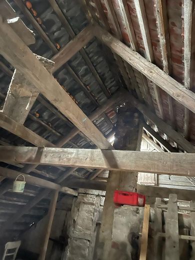 Investmentchance auf Rügen: Mehrfamilienhaus + ca. 3.087 m² Grundstück, Wasser-/Ostseenähe – Dachboden