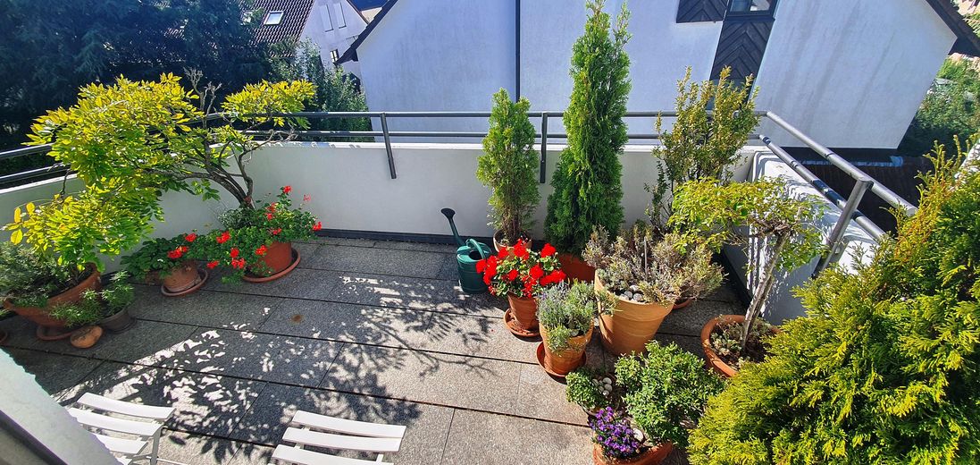 Tolle Lage: Hochwertige 3,5-Zimmer-DG-Galeriewohnung mit 2 Balkonen, 2 Bädern, TG und guter Rendite – Südbalkon