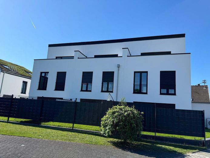 Modernes Neubau-Reihenmittelhaus Energieklasse A+ mit Garten und Stellplatz in HANGELAR – Außenansicht
