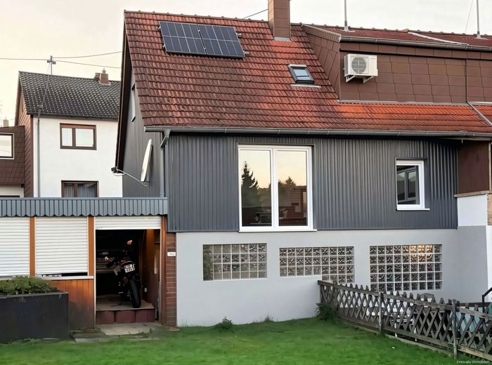 Vollständig saniertes kleines  Einfamilienhaus für Paare mit kleinem Garten – Rückseite Balkon visualisiert
