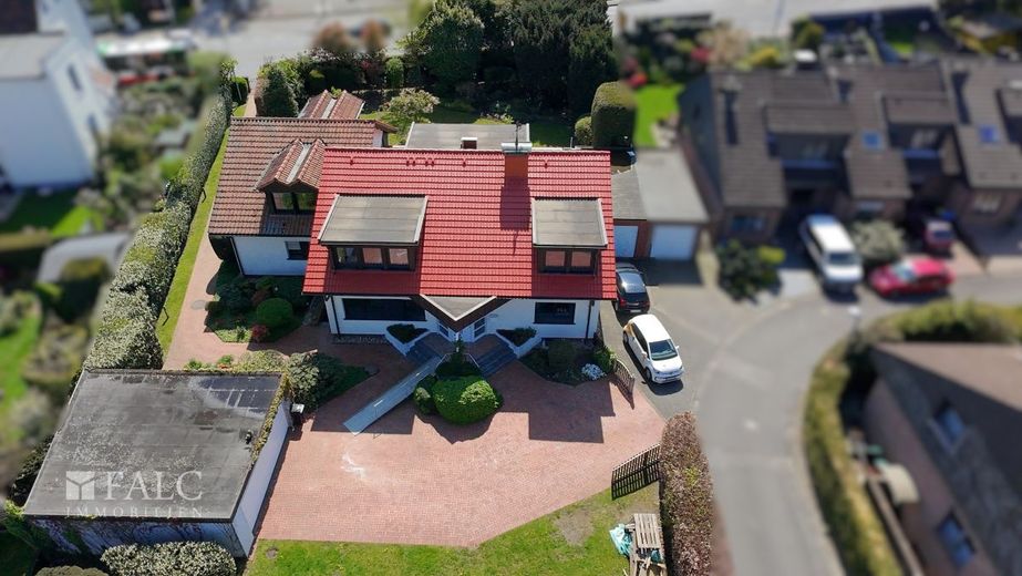 Großzügiges Zweifamilienhaus mit Einliegerhaus, 1.571 m² Grundstück – Außenansicht