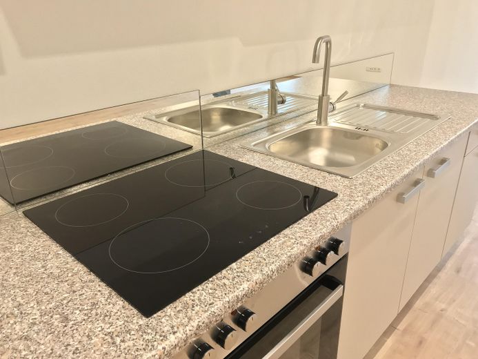 Sanierte 2-Zi-Altbauwohnung mit Einbauküche in Bogen Zentrum (1003) – Ceranfeld