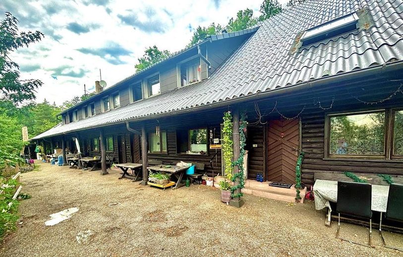 2-Zimmer Wohnung am Waldrand – Außenbereich mit Sitzbereich