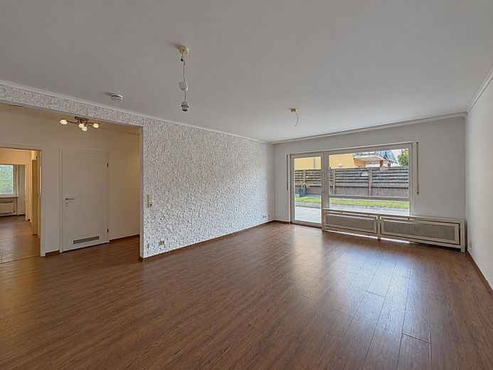 Ffm-Sachsenhausen: seltene Gelegenheit! 3 ZKB im EG, 93m² mit großer Terrasse + 75m² Grünfläche! – Wohnzimmer