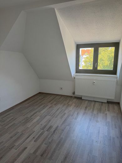 Charmante Dachgeschosswohnung im 2. Obergeschoss – großzügiges Wohnen im beliebten Stadtosten – Büro