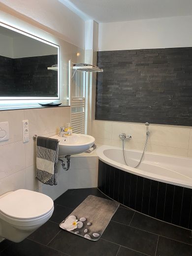 Top Lage  4-Zi. Maisonette mit Dachgarten, klimatisiert! – En-Suite Bad