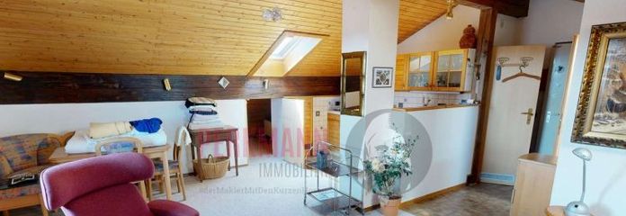 Bezugsfreie 1 Zimmer Dachgeschosswohnung im Grünen mit Stellplatz