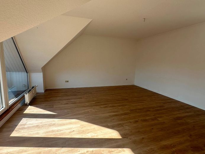 Renovierte 3-Zimmer-Dachgeschosswohnung mit BALKON und EBK – Ansicht III: Wohnzimmer