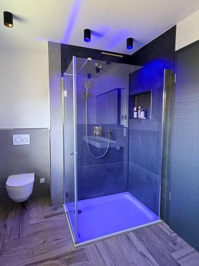 Hochwertige Neubauwohnung mit großzügiger Galerie in ZFH (möbliert) – Ambiente-/Nachtbeleuchtung Bad