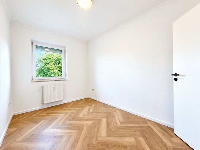 شقة مجددة من 3 غرف مع شرفة ومرآب – Kinderzimmer/Büro