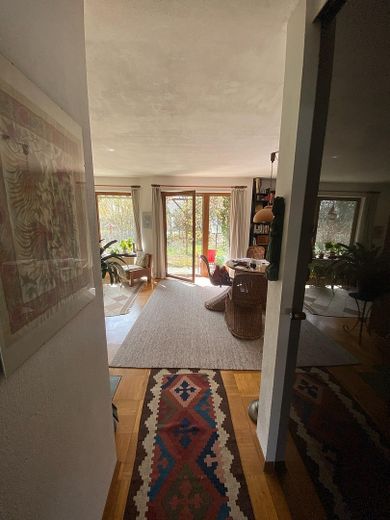 Blick vom Gang ins Wohnzimmer