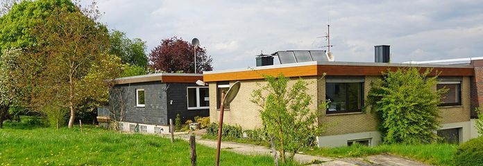 Hausansicht mit Zufahrt