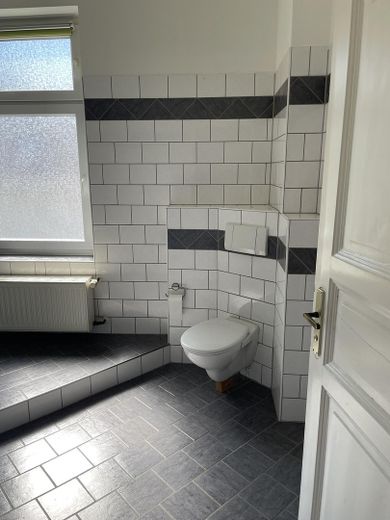 Charmantes Einfamilien-Endreihenhaus mit Garten in stadtnaher und ruhiger Lage – Bad 1.OG