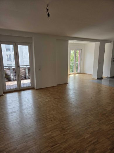 Frisch renovierte 2-Zimmer-Traumwohnung (Effizienzklasse A!), 2 Stellplätze - provisionsfrei! – Wohn-/Esszimmer - leer