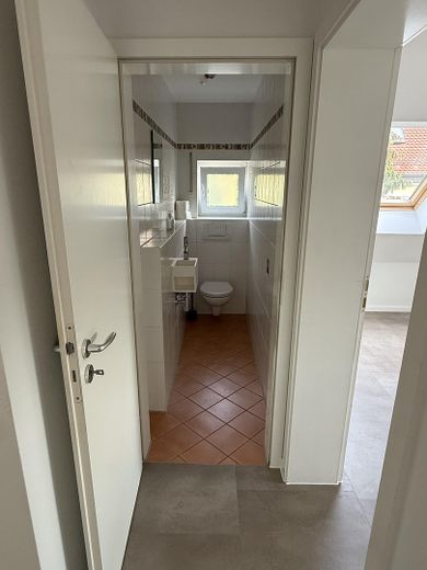 Helle Galeriewohnung mit Balkon und Blick ins Grüne in Steinweg – Toilette