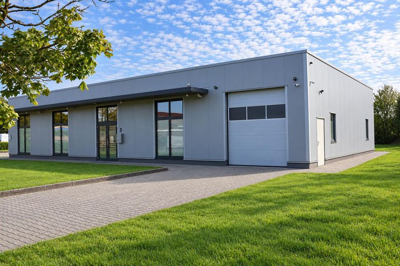Halle commerciale de 352 m² à Zetel avec bureaux, entrepôt, espace d’exposition et production – Photo 1