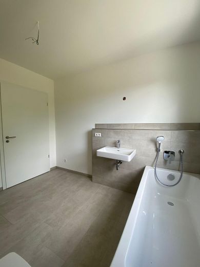 Neue Penthouse-Wohnung mit lichtdurchfluteten Räumen und einem Balkon mit tollem Ausblick – Badezimmer