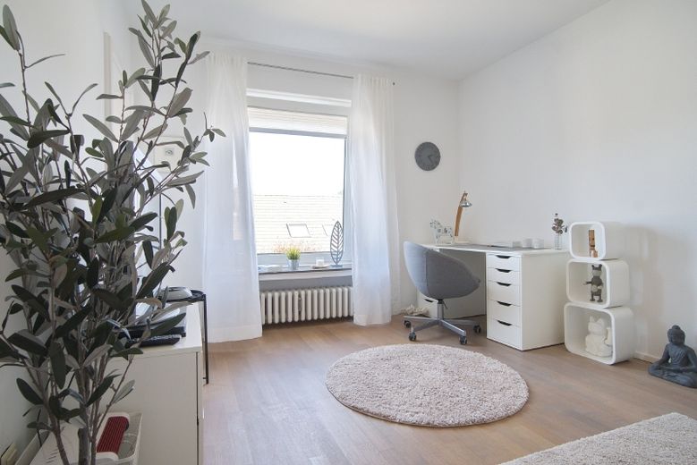 Bella camera con bagno con doccia, disponibile per affitto flessibile, buone possibilità di parcheggio, breve tempo di percorrenza per il centro città – 6be9b81c51b57b6757015132443eb92b6e25e3aa.jpg