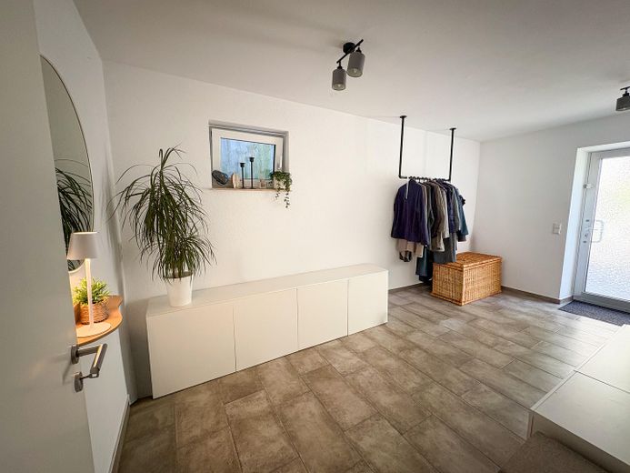 Provisionsfrei - Wohnen wie im eigenen Haus: 120m² mit Garten, Traum-Weitblick & Wellness-Faktor – Diele