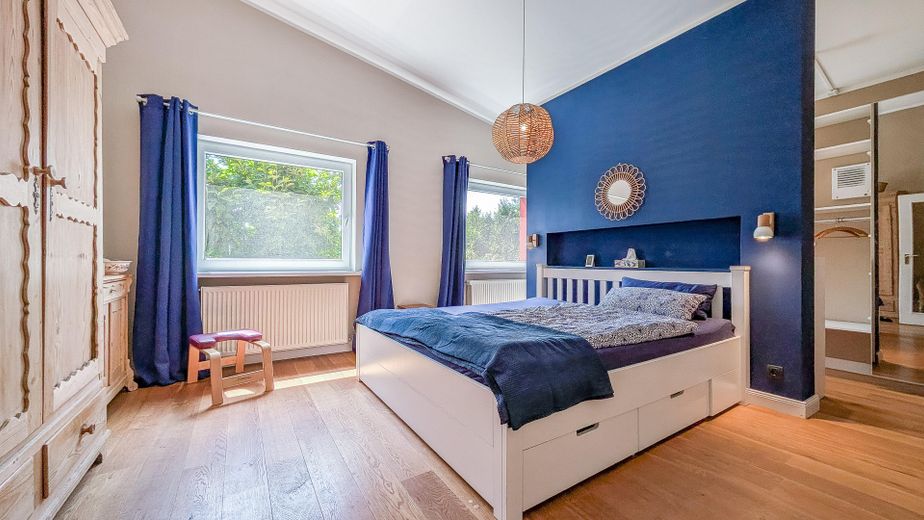 290 m² + 2.464 m² Naturidyll | Pool & Gartensauna | Aartalblick | Mehrgenerationen o. Vermietung – Schlafzimmer
