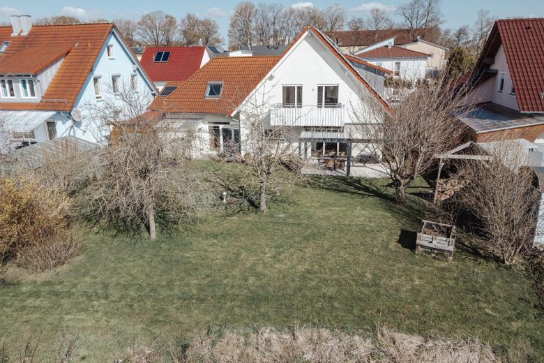 Field-edge location & sunset, detached single-family house with 224 sqm and PV system – Photo 2