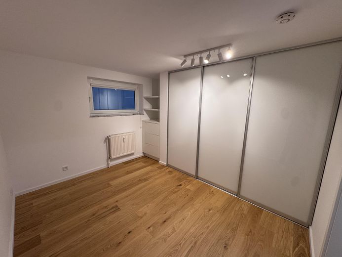 Lichtdurchflutete 2,5-Zimmer-Maisonette, Terrasse und Garten – frisch renoviert & sofort beziehbar – Schlafzimmer m. Einbauschrank