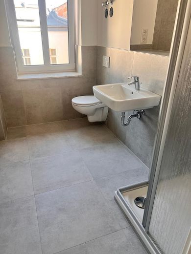 ¡Primera ocupación tras reforma! Moderna vivienda de 2 estancias con balcón y cocina equipada en el centro sur – Badbereich mit Fenster
