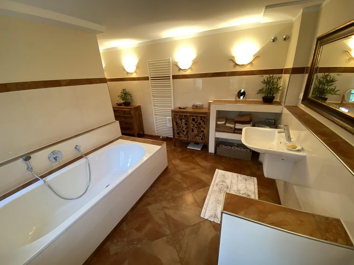 Eşsiz, komisyonsuz! Konut/lifestyle malikanesi, 3 daire, yaklaşık 480m² kullanım alanı, 800m² depo alanı, 7000 m² arsa – Bad im EG