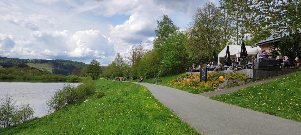 Fuß u. Radweg um den See