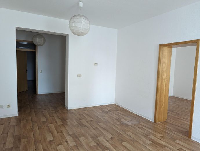 Sehr gepflegte, großzügige 2-Raum-Wohnung im Herzen der Stadt-Fußgängerzone – Wohnzimmer