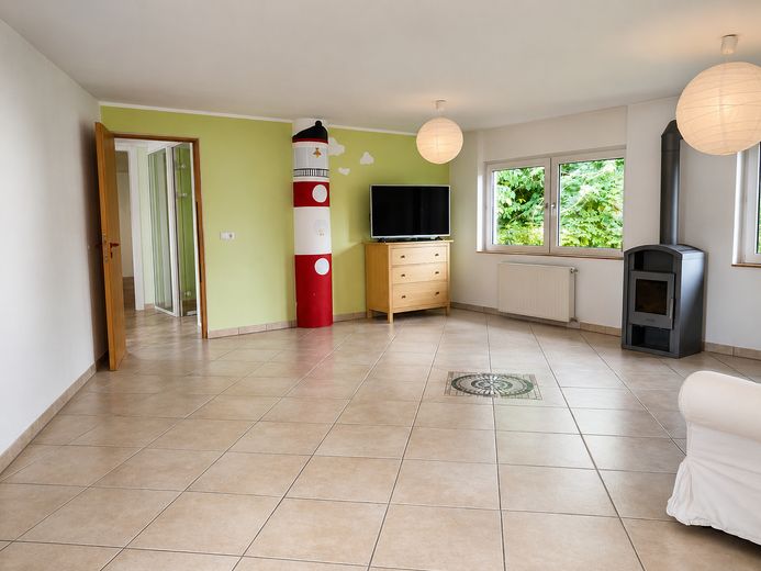 Wohnen & Arbeiten unter einem Dach – 479 m², 2 Wohnungen, Büros + Halle und Garten – Wohnzimmer, Wohnung B